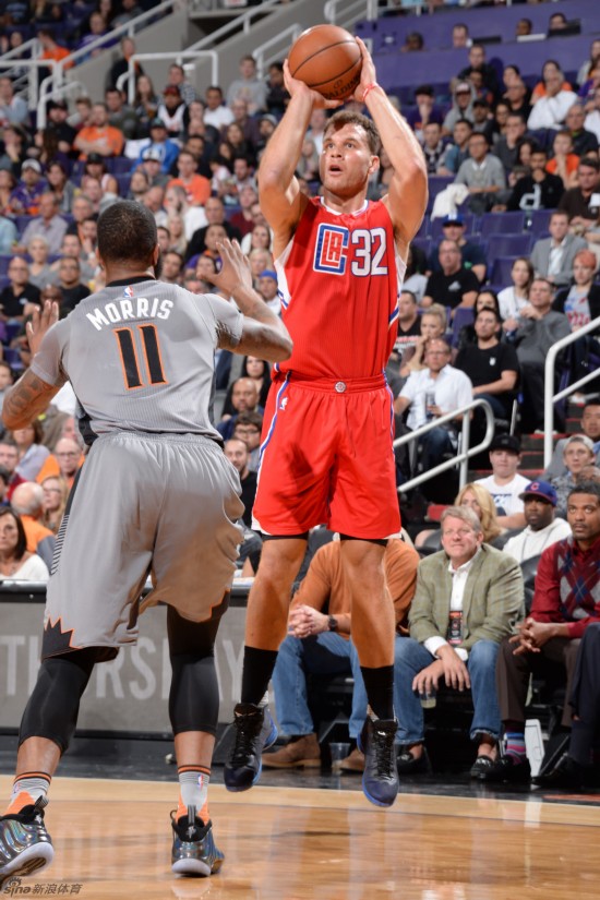 不容乐观！哈兰德伤得不轻 赛后拄拐+穿着保护靴离开球场