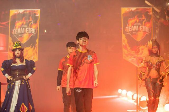 42+19，湖人2点进步明显！雷迪克执迷不悟，里夫斯谈老詹直言不讳.