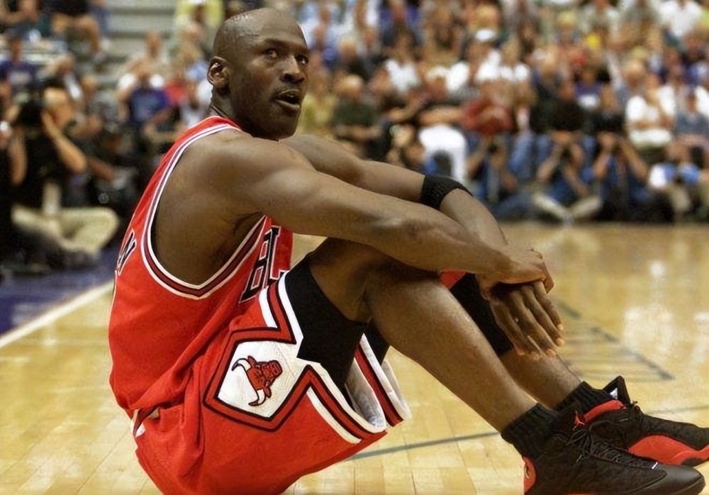 少打1人！胜利后卫禁区外铲倒对方球员，吃到第二张黄牌被罚下场.