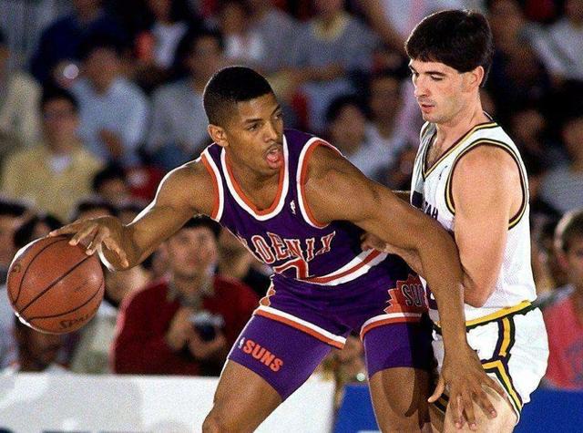 单后腰很难踢，但有人却踢了很多年！布斯克茨转身，巴萨由守转攻